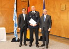 Staatssekretär Sandro Kirchner (links) und Regierungspräsident Dr. Eugen Ehmann (rechts) überreichten das Steckkreuz für besondere Verdienste um das Feuerwehrwesen an Kreisbrandinspektor Thomas Habermann.