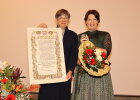 Verleihung Frankenwürfel Oberfranken (von links nach rechts): Regierungspräsidentin Heidrun Piwernetz mit der Preisträgerin Carolin Pruy-Popp