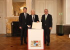 Innenstaatssekretär Sandro Kirchner (links) überreichte im Beisein von Regierungspräsident Dr. Eugen Ehmann (rechts) die Ordensinsignien an Dr. Dieter Geis.