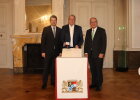 Innenstaatssekretär Sandro Kirchner (links) überreichte im Beisein von Regierungspräsident Dr. Eugen Ehmann (rechts) die Ordensinsignien an Rudolf Hepf.