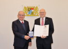 Regierungspräsident Dr. Eugen Ehmann (links) überreichte die Kommunale Verdienstmedaille in Bronze an Wolfgang Borst.