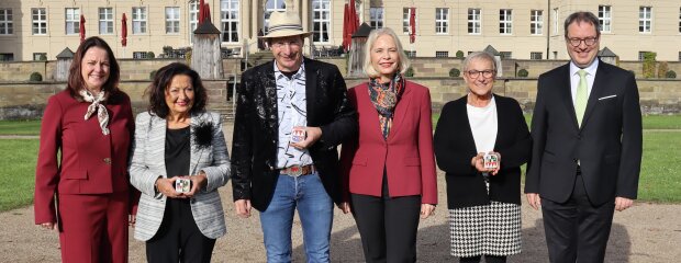 Frankenwürfelverleihung 2025, Gruppenbild (von links nach rechts): Regierungspräsidentin Dr. Kerstin Engelhardt-Blum, Alice Walchshöfer (Preisträgerin Mittelfranken), Otmar Schmelzer (Preisträger Unterfranken), Regierungspräsidentin Dr. Susanne Weizendörfer, Rosi Kraus (Preisträgerin Oberfranken), Regierungspräsident Florian Luderschmid